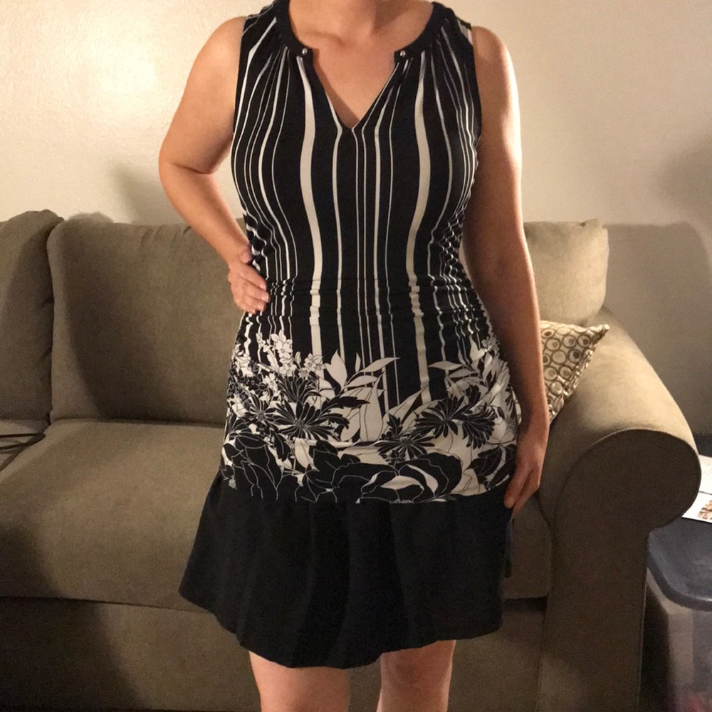 NY&Co sleeveless top black and white Floral Size S